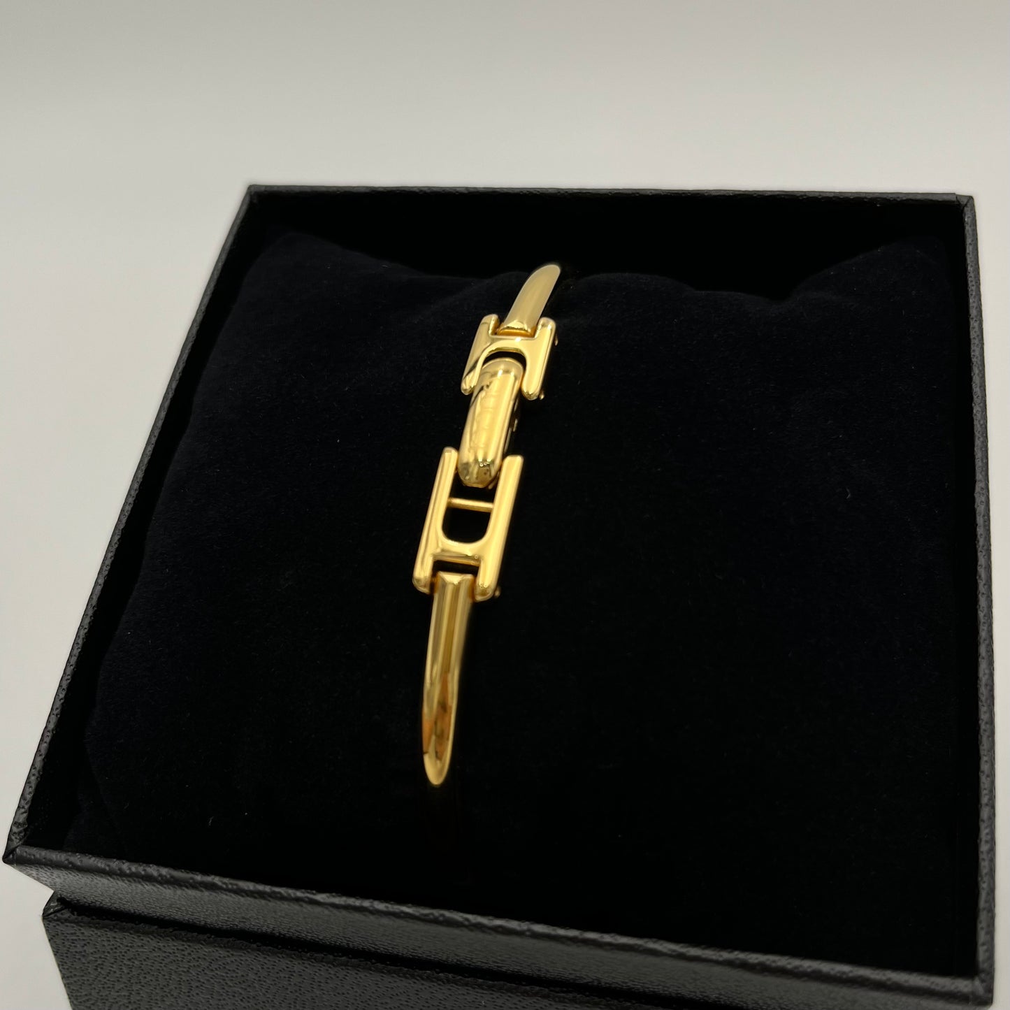 Gucci Vintage 1900L Women's Square Face Gold-Plated Bangle Watch