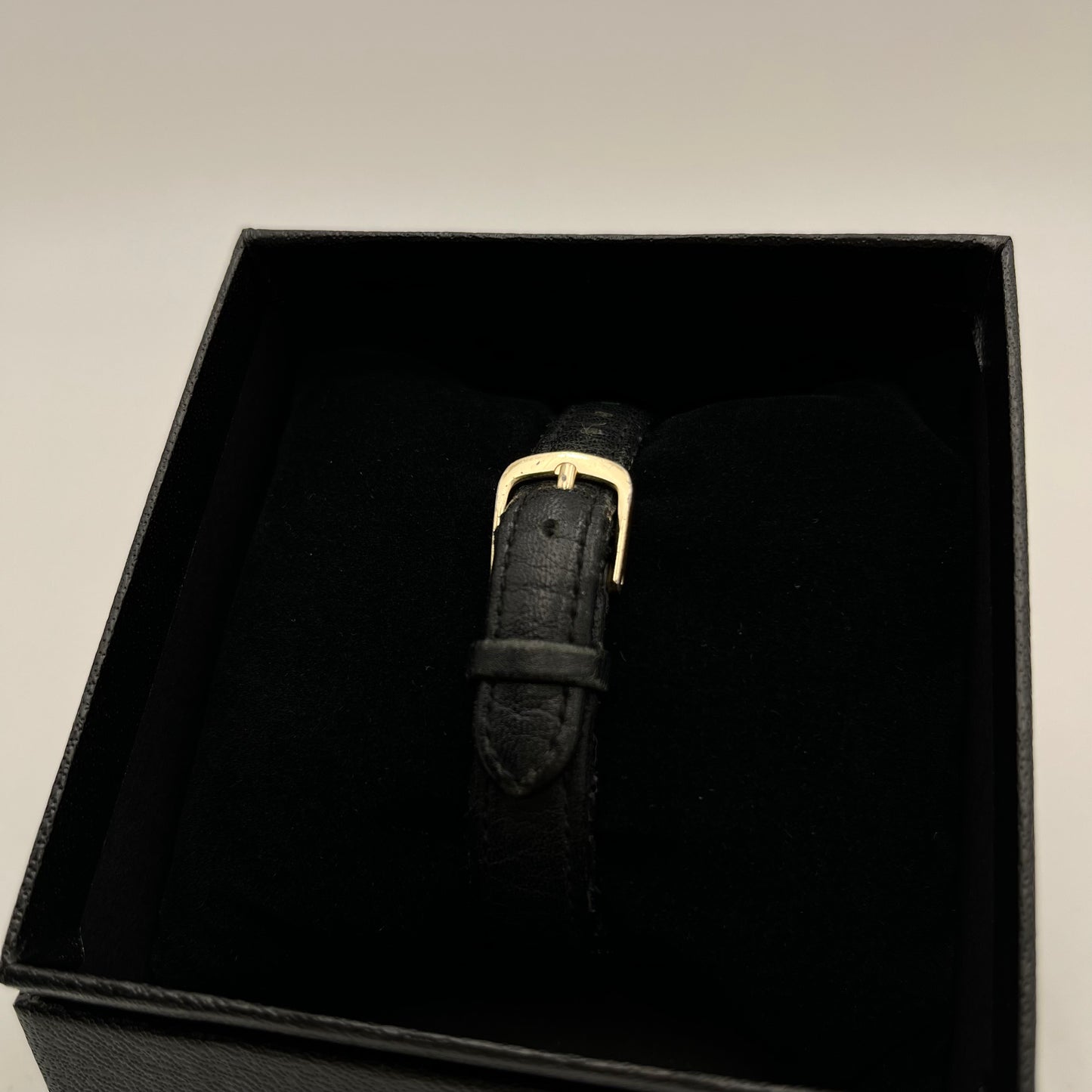Gucci Vintage 3000L Gold-Plated Black Round Dial Ladies Watch