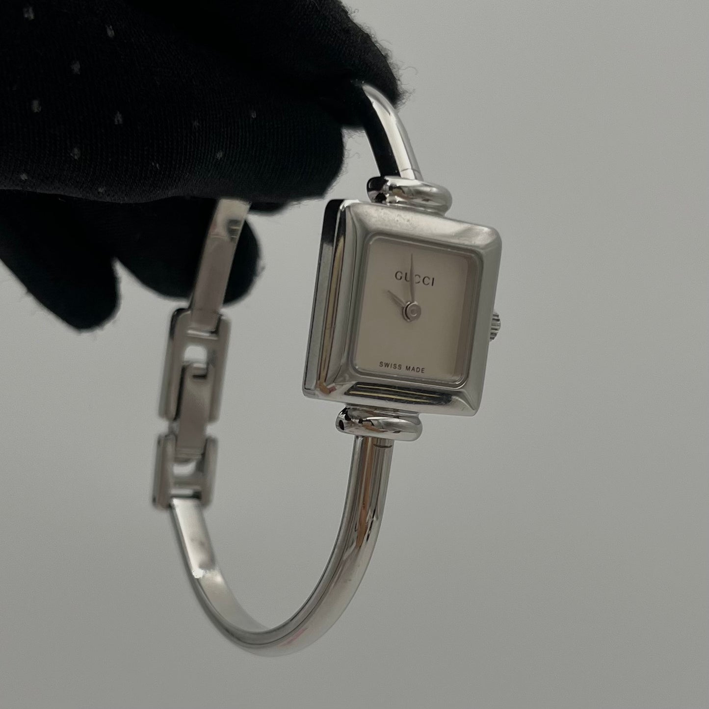 Gucci Vintage 1900L Women's White Square Face Stainless Steel Quartz Bangle Watch